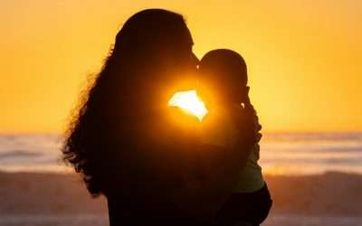 Mama (oder Papa) jenseits der 40: Hör` auf, Dein Kind zu beschenken! (Es ist besser, Dich selbst abzusichern.)